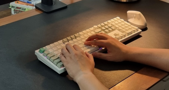 무선 블루투스를 지원하는 텐키리스 기계식 키보드 키크론 Keychron K8 Pro 저소음 갈축